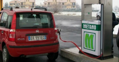 Auto a metano, distributore