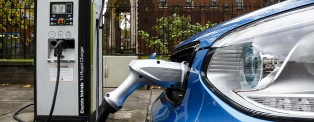 Legambiente e MOTUS-E, ecco il rapporto “Le città elettriche”: aumentati del 130% i punti di ricarica per le auto elettriche