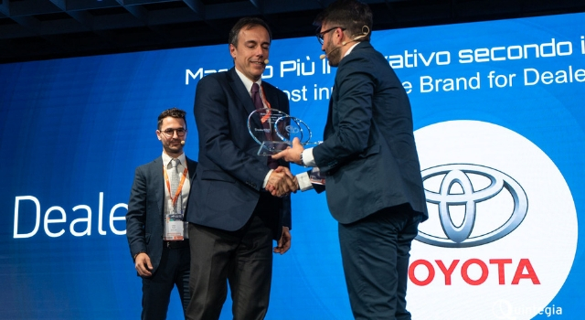 Mauro Caruccio AD Toyota ritira il premio per il marchio più innovativo ad Automotive Dealer Day 2019
