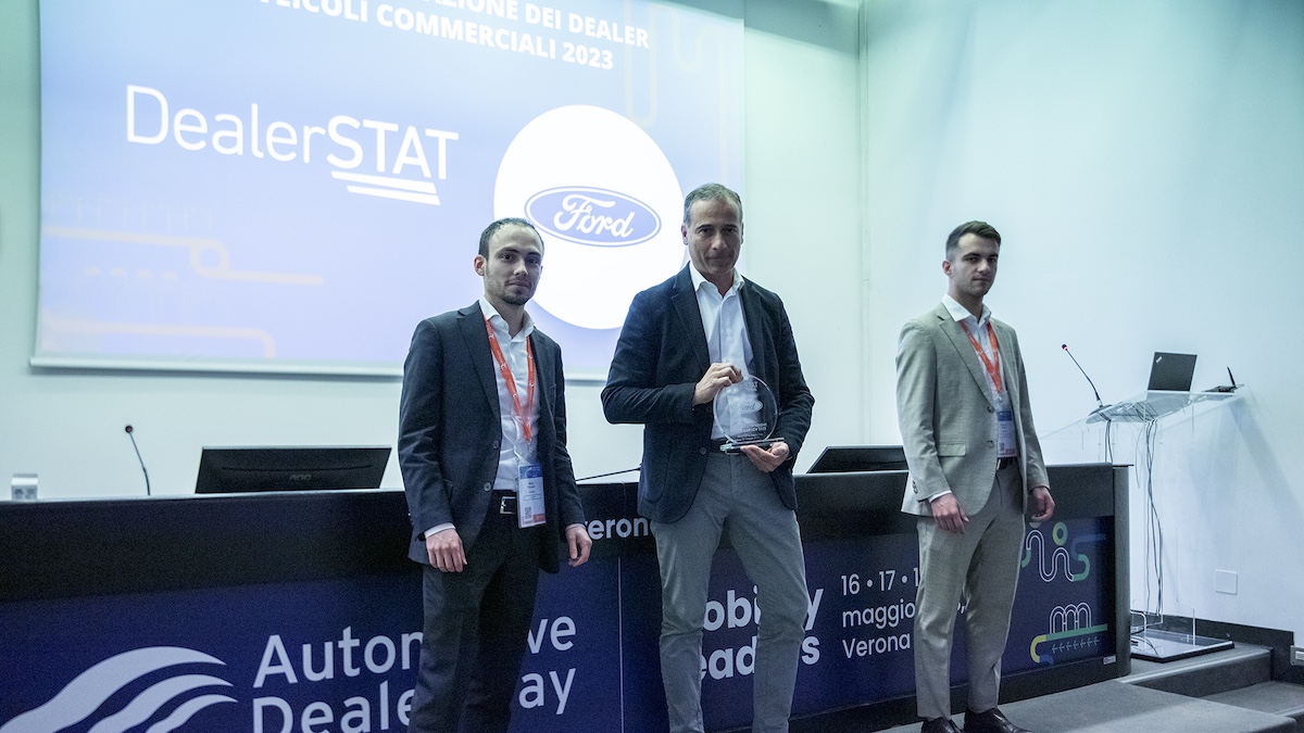 Con un risultato sostanzialmente superiore alla media del mercato italiano dei veicoli commerciali, Ford Pro si aggiudica il premio quale marchio numero 1 per il grado di soddisfazione rilevato presso i dealer. La consegna del riconoscimento è avvenuta nel corso dell'Automotive Dealer Day organizzato da Quintegia. Non è una prima volta per la divisione specializzata sui veicoli commerciali e i servizi relativi di Ford. Il premio segue i riconoscimenti conquistati tra il 2015 e il 2019. Ford Pro è risultato il marchio numero uno tra gli 11 protagonisti nella categoria veicoli commerciali dall'indagine DealerSTAT, studio giunto alla ventesima edizione e orientato a misurare il grado di soddisfazione dei concessionari auto e veicoli commerciali in quello che è il rapporto di mandato con le case. Oltre 450 questionari completati e la partecipazione del 61% dei dealer italiani ha riconosciuto a Ford Pro un punteggio di 3,81 rispetto alla media nazionale di 2,95 (valori in una scala da 1 a 5). A ritirare il premio DealerSTAT Mandato N° 1 in Soddisfazione dei dealer Veicoli Commerciali è stato il direttore della divisione Veicoli Commerciali di Ford Italia, Marco Buagliò. Il questionario proposto ai dealer si componeva di 50 domande, articolate su più aree del business. Ford Pro ha svettato nelle aree del Marketing nazionale sul nuovo, dei Sistemi di incentivazione, del Management delle vendite e del post vendita. L’aspetto più apprezzato dai dealer Ford Pro è l’efficacia del ruolo del personale di zona nella vendita.